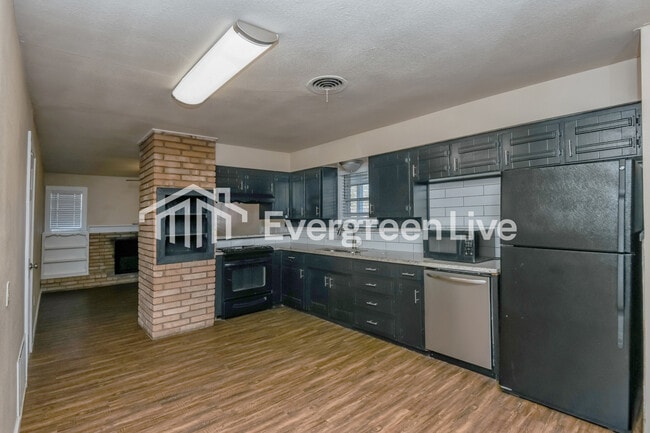 Building Photo - 7105 Robinhood Ln