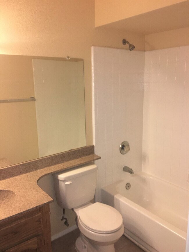 Building Photo - **EXCELLENT 3br/2.5ba/2carport TOWNHOUSE (GUADALUPE & GILBERT)**