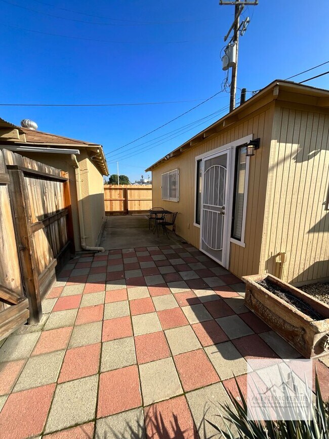 Building Photo - 3074 E Terrace Ave