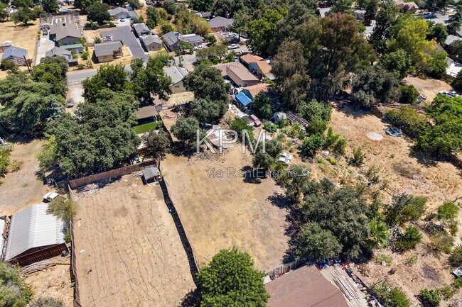 Building Photo - 527 N Lillian Ave