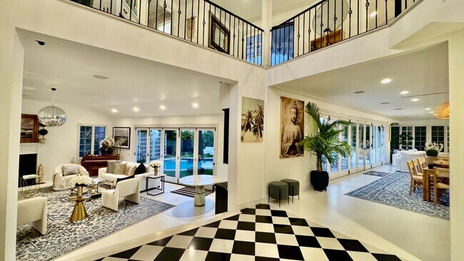 Building Photo - 1423 Floresta Pl