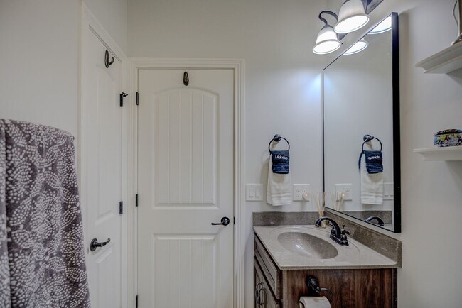 Building Photo - Fully Furnished, Short Term Rental, 1 Mont...