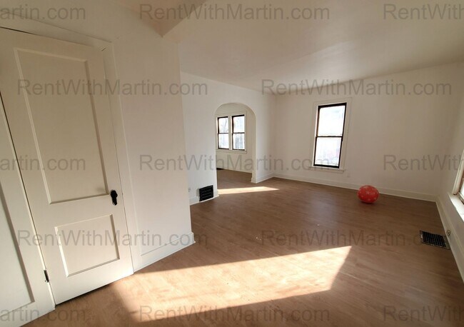 Building Photo - 824 Logan Ave