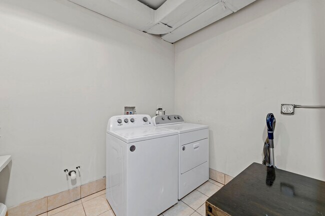 Building Photo - 2630 S Throop St