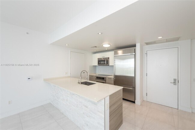 Building Photo - 1300 Brickell Bay Dr