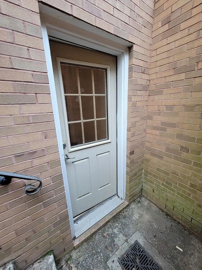 Building Photo - An exceptionally large and well-appointed 1BR 1BA with ALL utilities near Georgetown