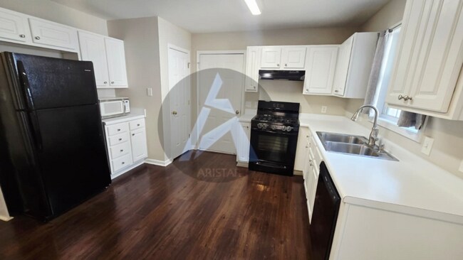 Building Photo - 2624 McGuire Dr