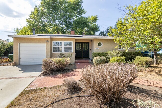 Building Photo - Spacious 3 Bedroom / 2 Bathroom Home in La...