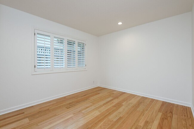 Building Photo - Los Altos 4bd/2.5bth Ranch Home on University Ave.