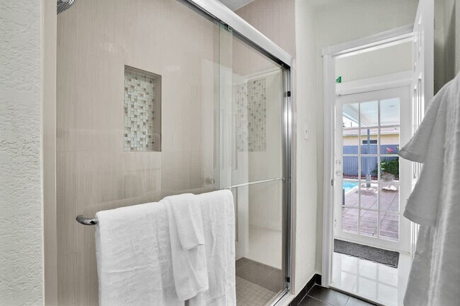 Building Photo - 6452 Custer St