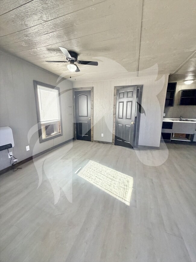 Building Photo - "Charming Studio Retreat at 334 1/2 South Pine Street, Ponca City!"