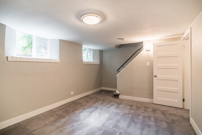 Den/Non-conforming BR 3 - 1460 Elm Street