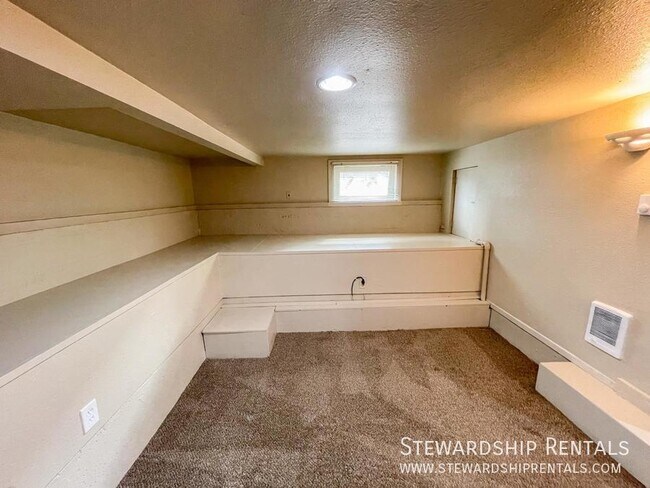 Building Photo - 1389 Ferry St