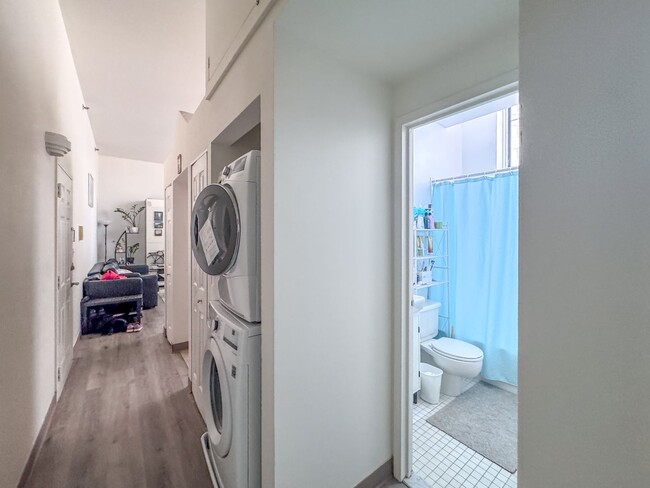 Building Photo - 2 Bed 1 Bath Condo available in Downtown N...