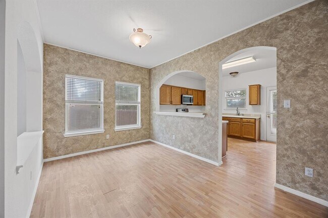 Building Photo - 914 N Creek Blvd