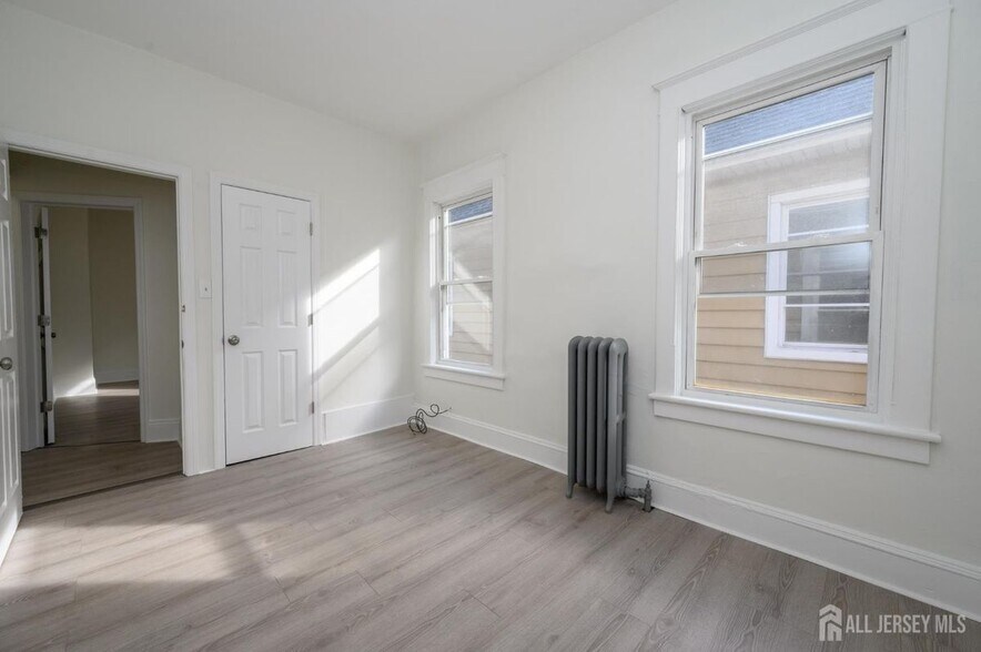 Building Photo - 377 Delavan St
