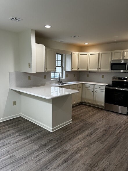 Kitchen - 365 Melbourne Ln