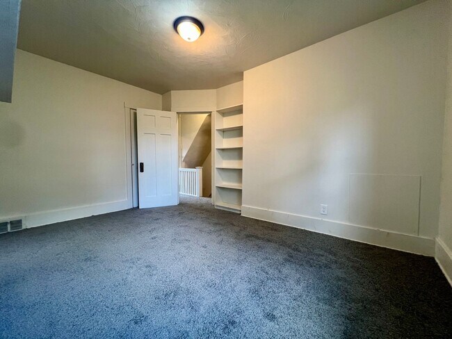 Building Photo - Charming Three Bedroom Townhouse in Squirr...