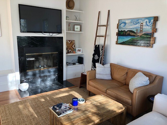 Building Photo - Stunning large Classic Pacific Heights Flat with lots of light, hardwood floors, washer/dryer, gr...