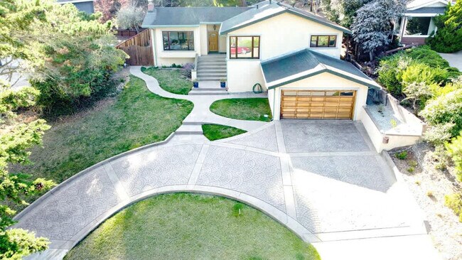 Building Photo - 751 Toyon Dr