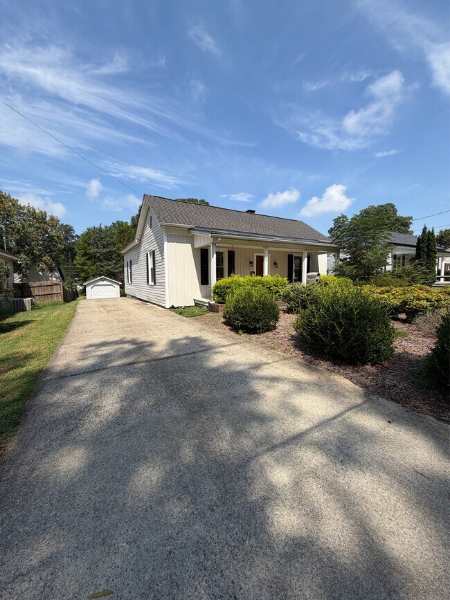 Building Photo - 120 S Rose Ave