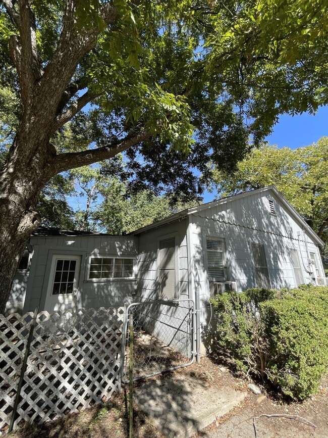 Building Photo - 935 Allen Ave