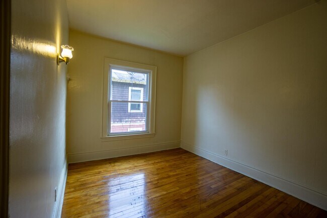 Building Photo - Spacious 3 Bedroom With Beautiful Front Po...