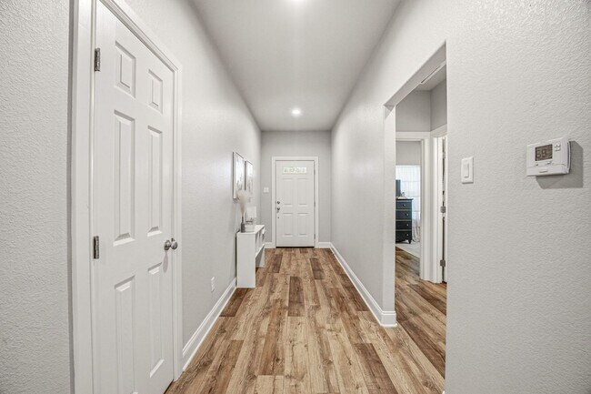 Building Photo - 191 Davis Ave