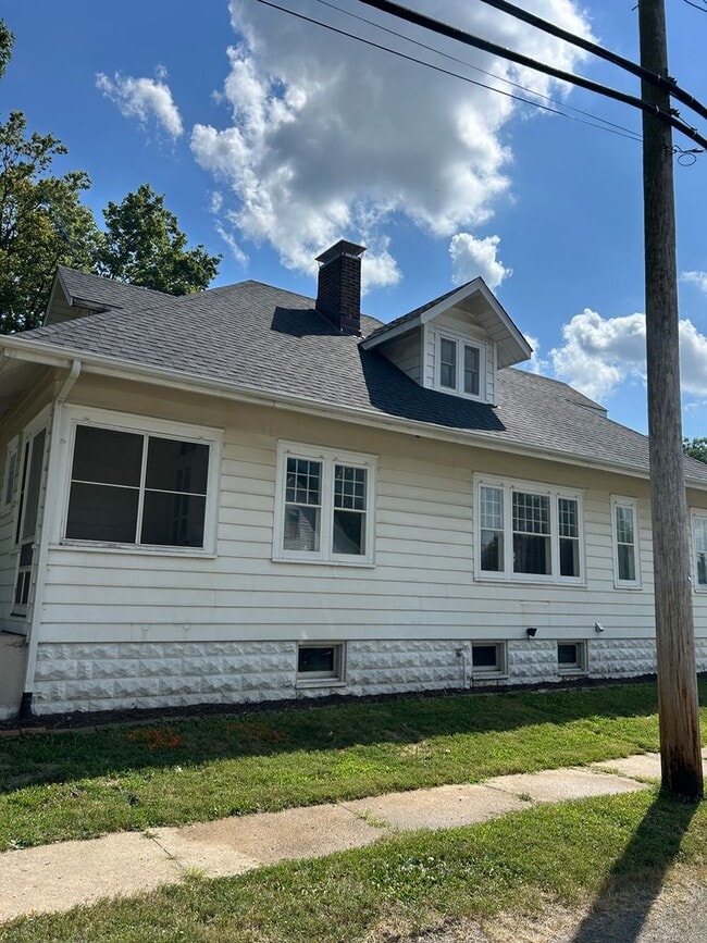 Building Photo - Lovely Home