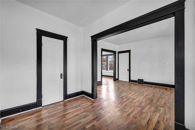 Building Photo - 12001 Oakview Ave