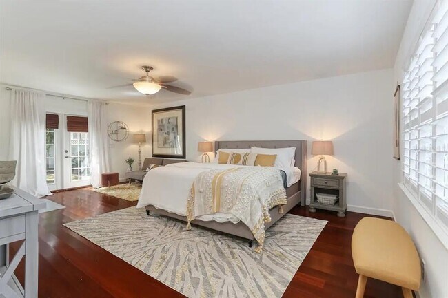 Building Photo - 4014 W Palmira Ave