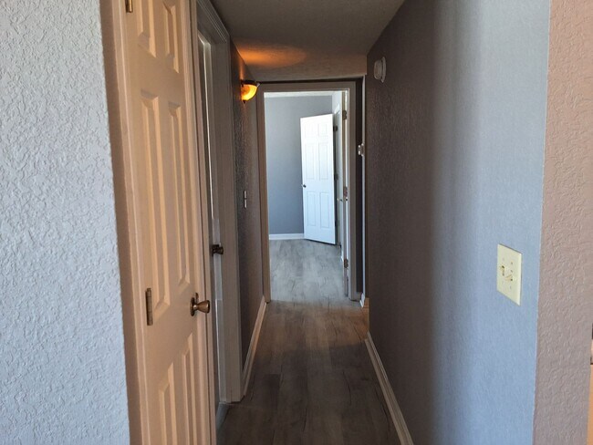 Building Photo - Cozy & Comfy 2 Bed, 1 Bath 365-12 Elmwood Dr