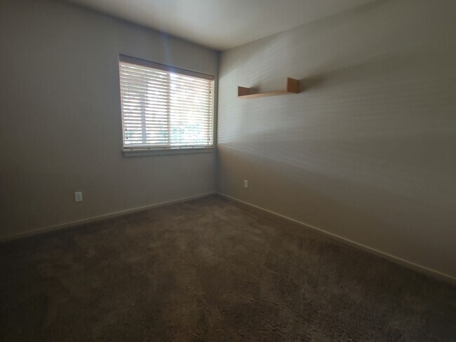Building Photo - NW 3x2 townhome with primary bedroom on the main level