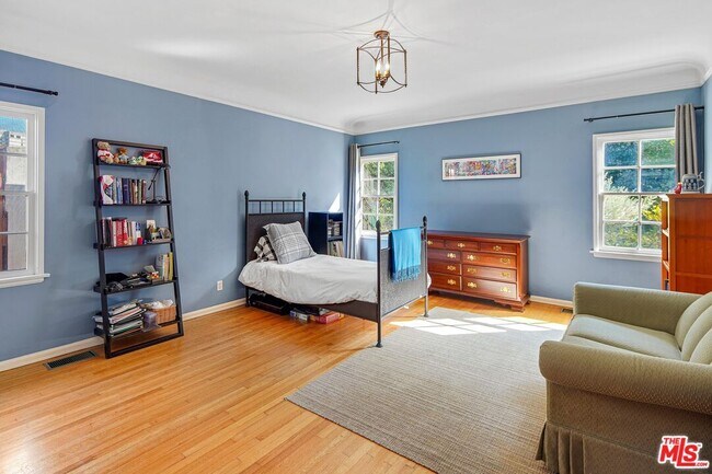 Building Photo - 10614 Le Conte Ave