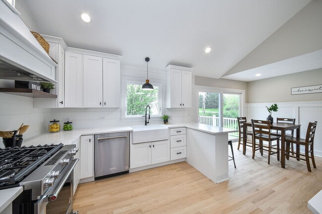 Building Photo - 493 Sunset Dr