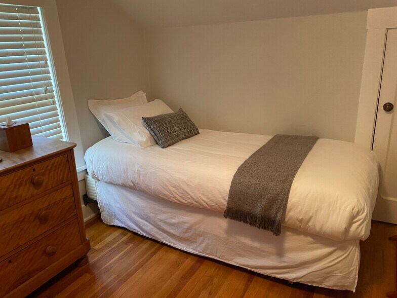 Building Photo - 1373 Barker Rd