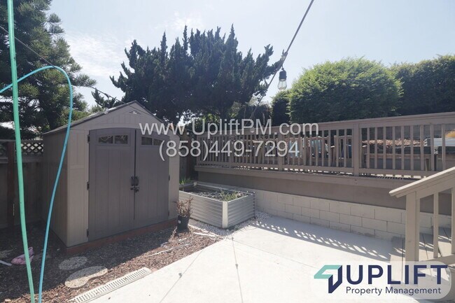 Building Photo - 6234 Rose Lake Ave
