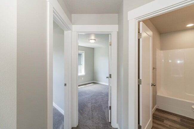 Building Photo - Move In Ready 3 Bedroom 2.5 Bathroom with ...