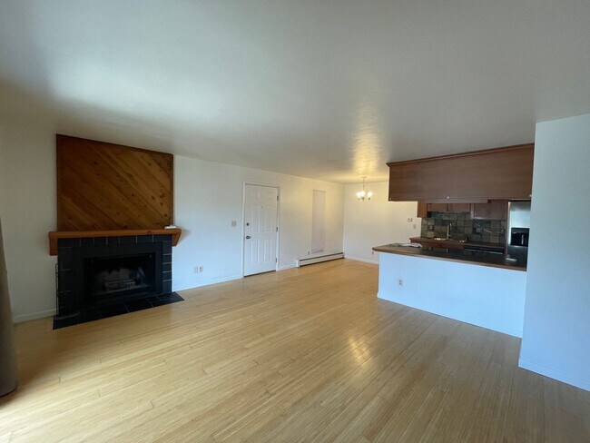 Building Photo - Updated 2B/2B 3rd floor Condo on Manhattan