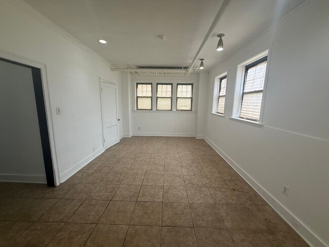 Building Photo - 3258 Maple Ave