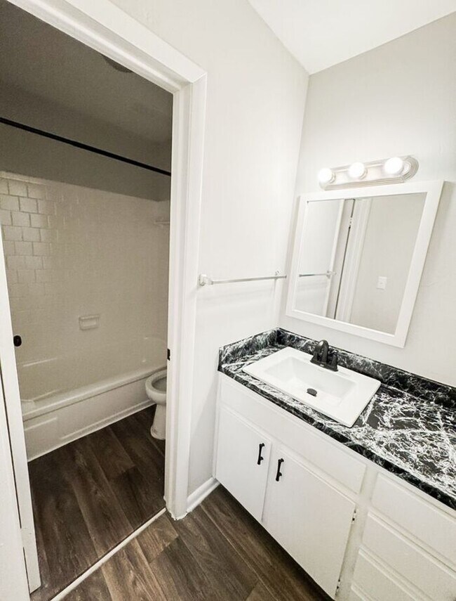 Building Photo - Premium 2 Bedroom Living in the Heart of Northlake