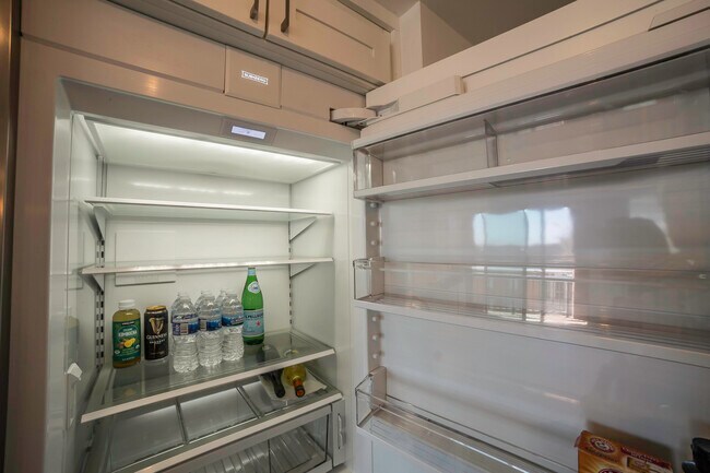 Building Photo - 440 N McClurg Ct