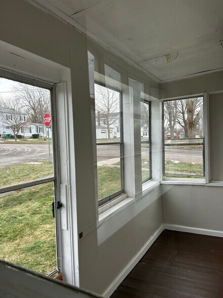 Building Photo - 133 W Van Buren St