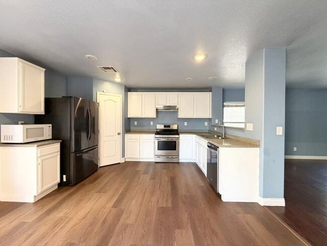 Building Photo - Beautiful 2-story home offering 3 bedrooms, 2.5 bathrooms