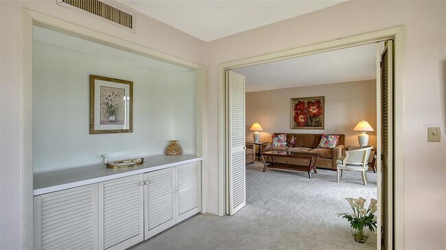 Building Photo - 7405 W Country Club Dr N