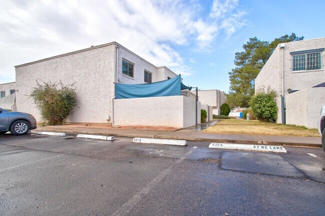 Building Photo - Wonderful Townhome centrally located.  Kit...