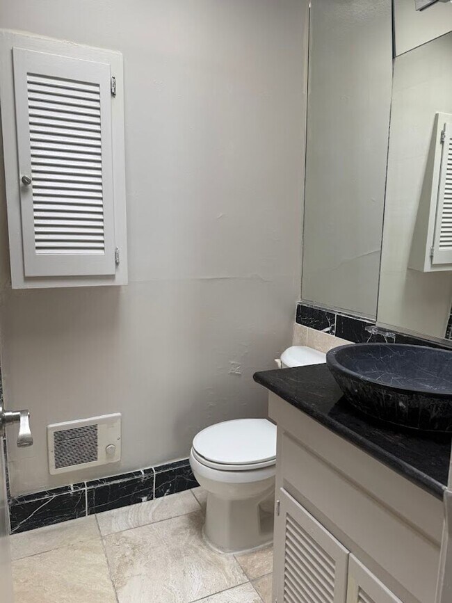 Building Photo - San Pedro Square - West Campus - Townhome - Old School Luxery - W/D - Fireplace - Updated Kitchen...
