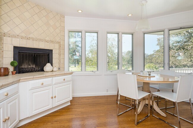 Building Photo - 2700 Hillcrest Dr