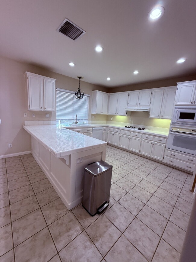 Building Photo - Spacious 5-Bed Family Home w/ 3-Car Garage Near Top Schools in Orange Crest.  One large bedroom a...