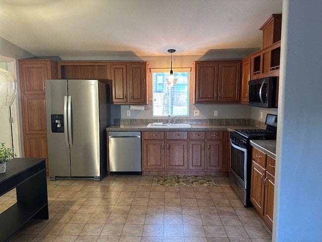 Building Photo - Stylish 3-Bed Home with Backyard & Garage!